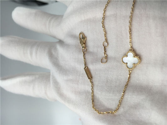 품질 밴 Cleef Arpels 백색 진주층을 가진 감미로운 알람브라 궁전 팔찌 18k 황금 공장
