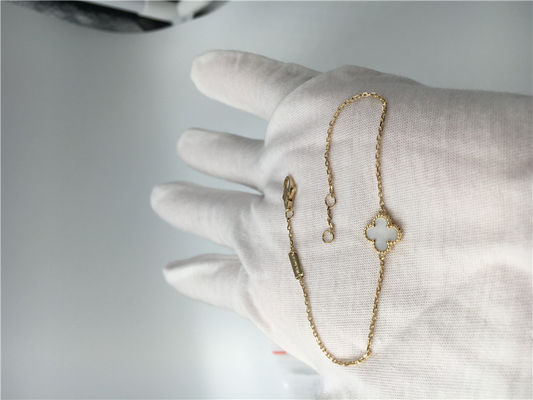 품질 밴 Cleef Arpels 백색 진주층을 가진 감미로운 알람브라 궁전 팔찌 18k 황금 공장
