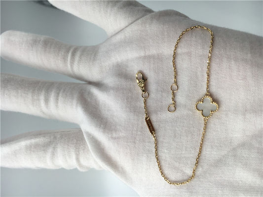 품질 밴 Cleef Arpels 백색 진주층을 가진 감미로운 알람브라 궁전 팔찌 18k 황금 공장