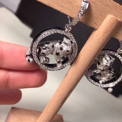 품질 다이아몬드 18K 금 귀걸이 보석 판테레 드  화이트 골드 에메랄드는 칠흑이어서 지칩니다 공장